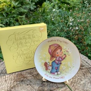 Vintage Avon in box 1982 Mother’s Day plate